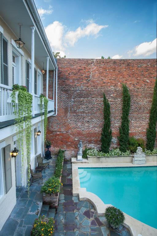 Chateau Hotel New Orleans Exterior photo